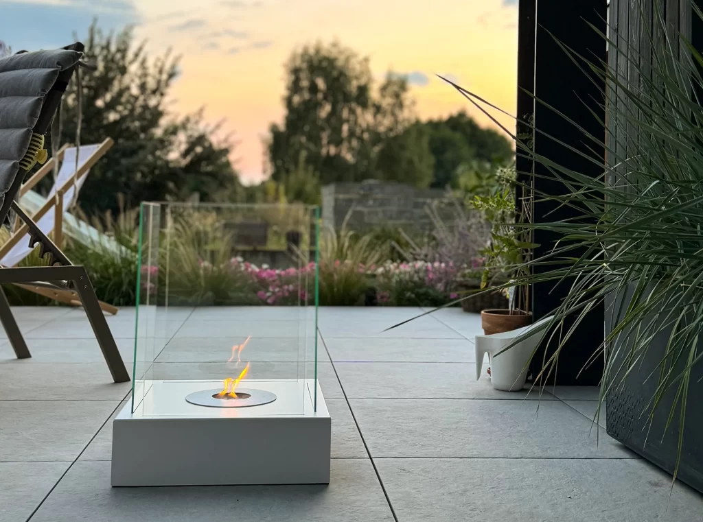 SUNSET Garden baltas struktūrinis matinis laisvai pastatomas biožidinys
